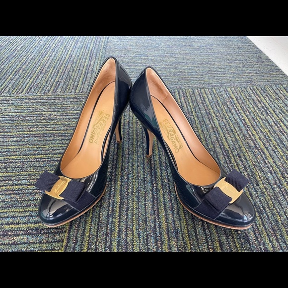 Salvatore Ferragamo Tina Pump with patent leather - Picture 1 of 8